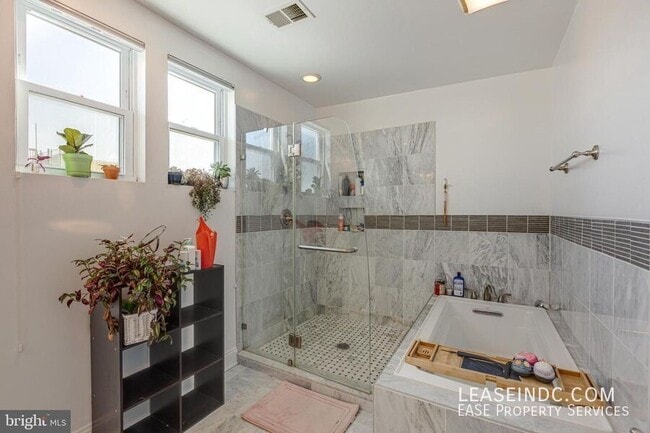 Building Photo - 604 Harvard St NW