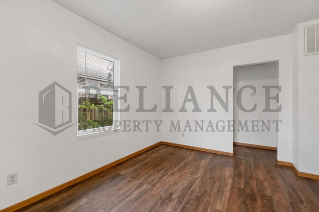 Building Photo - 2147 N Park Pl