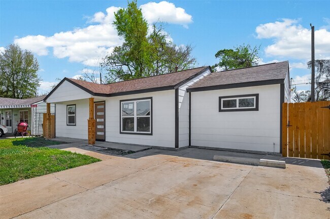 Building Photo - 3209 McCrarey Dr