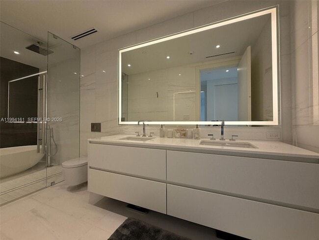 Building Photo - 300 Biscayne Blvd Way