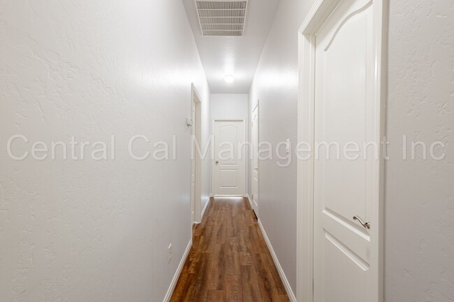Building Photo - 3 Bedroom/2 Bath Home in Desired Southwest...