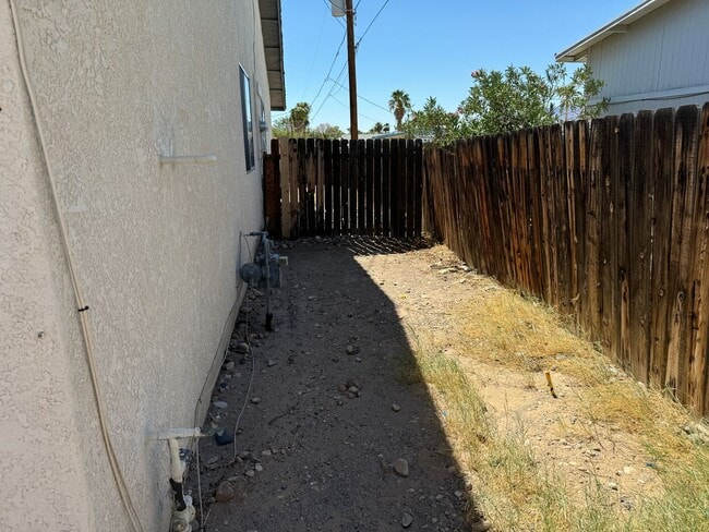 Building Photo - 3BR Duplex with gated yard and Garage