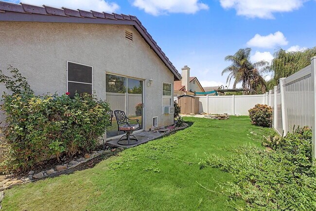 Building Photo - Spacious 3 Bedroom, 2 Bathroom with office!