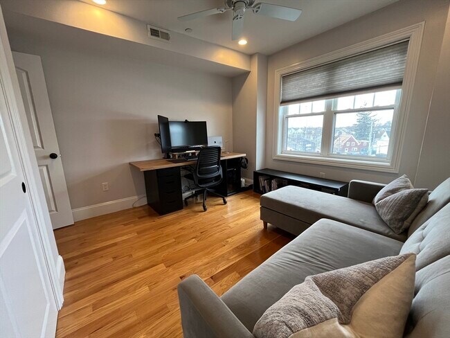 Building Photo - 563 Broadway