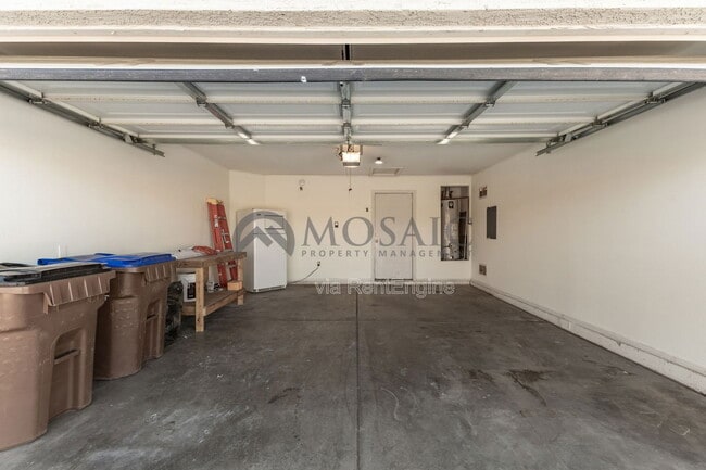 Building Photo - 703 W Hess Ave