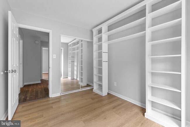 Building Photo - 2813 Cambridge Dr