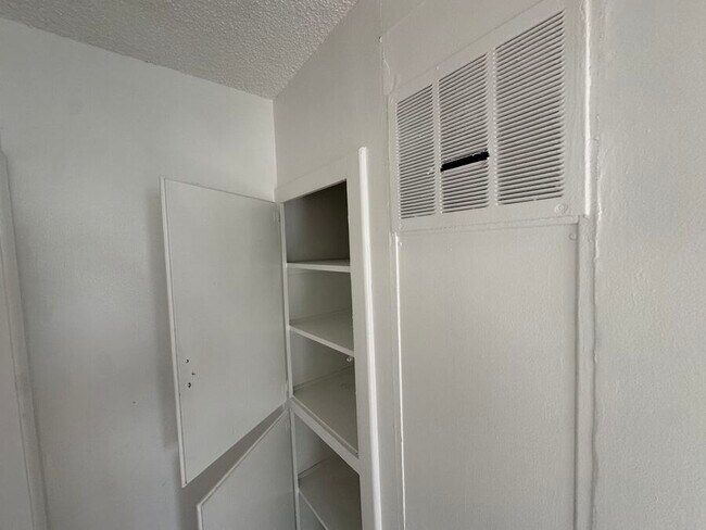 Building Photo - 2027 Ridgeley Dr