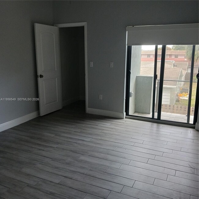 Building Photo - 492 40th Ct