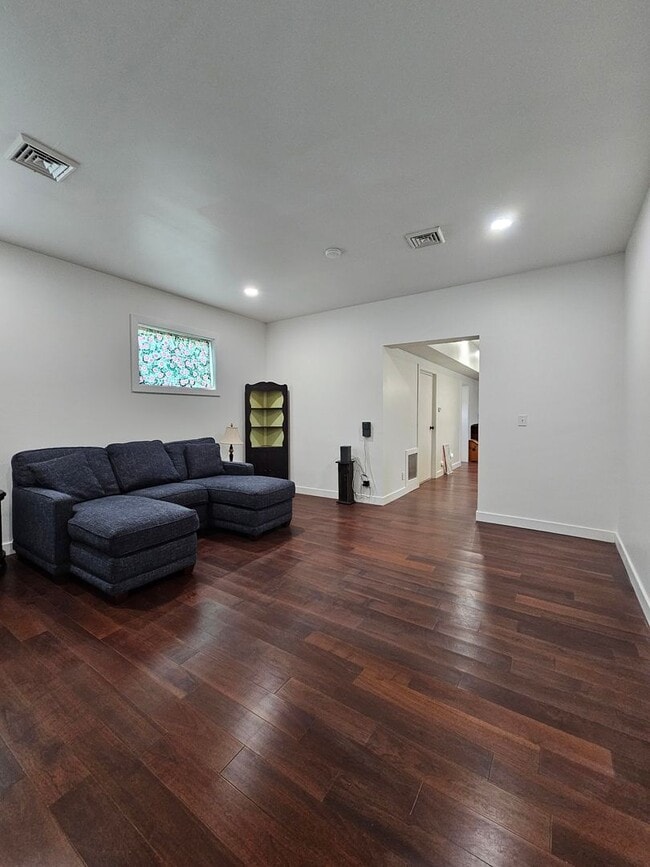 Building Photo - 629 Locust St