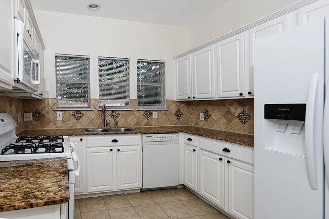 Building Photo - 35 S Avonlea Cir