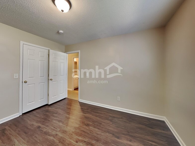 Building Photo - 555 Whistling Swan Dr
