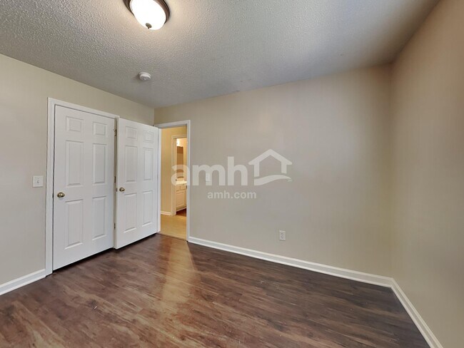 Building Photo - 555 Whistling Swan Dr