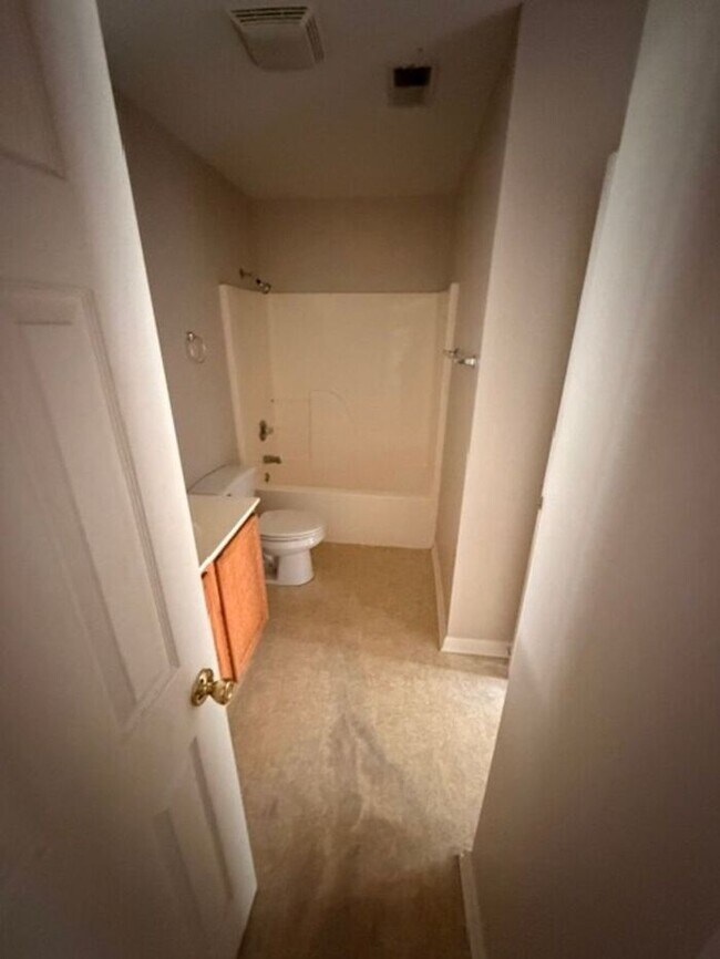 Building Photo - Beautiful and spacious! Ready for move in!