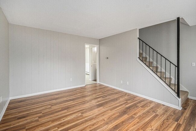 Building Photo - $1250 /2-bedr/1.5 bath town house duplex; tenant pays only electric (Kalamazoo)