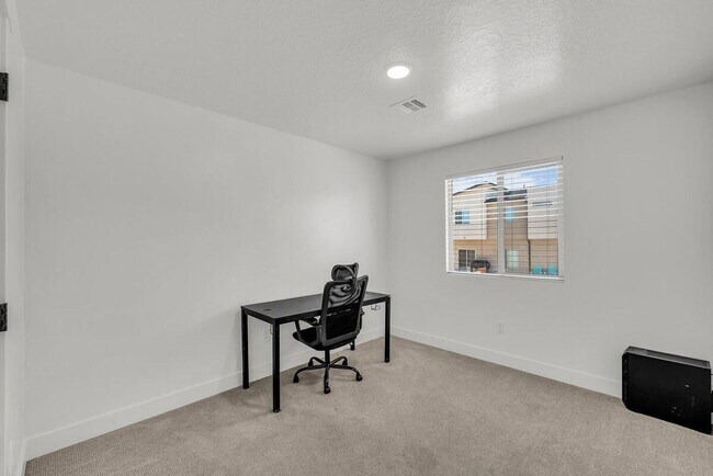 Building Photo - Stunning End-Unit in South Desert Townhomes
