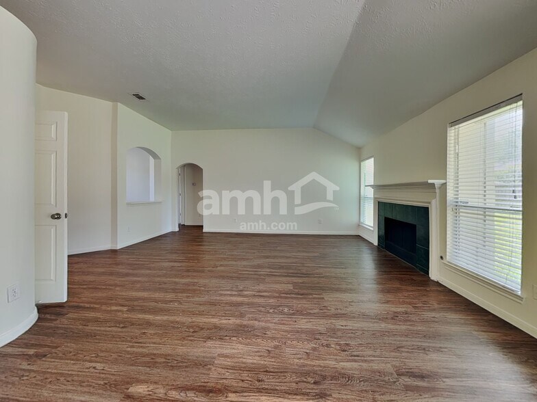 Building Photo - 9710 Sundew Dr