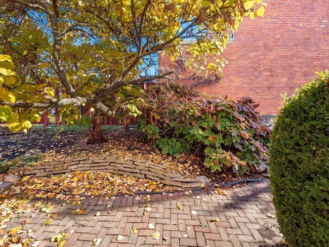 Building Photo - 1208 Indianola Ave