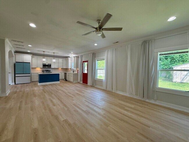 Building Photo - Newer-build Norfolk Home on Corner Lot