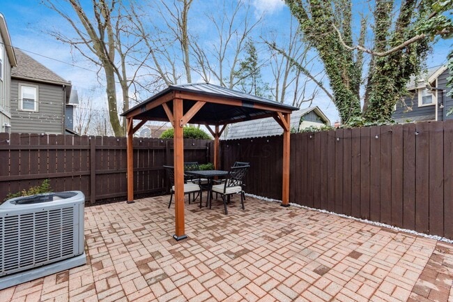 Building Photo - 106 E Gates St