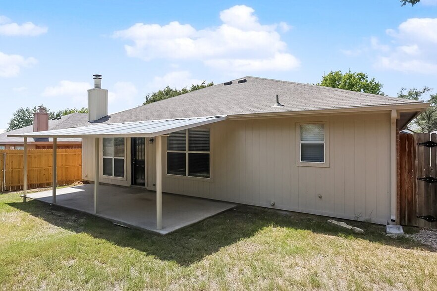 Building Photo - 2213 Whispering Wind St