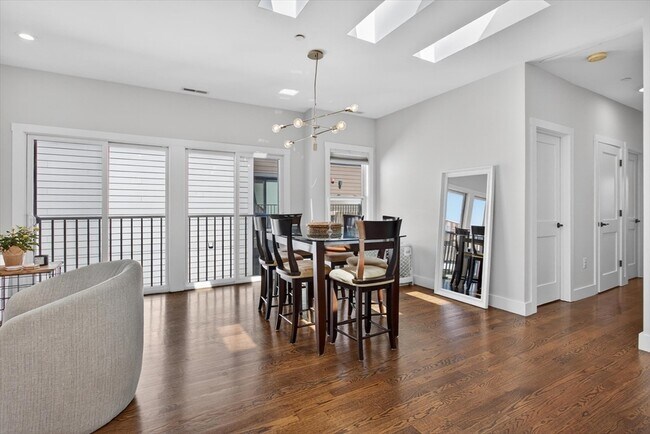 Building Photo - 15 W Bellflower St