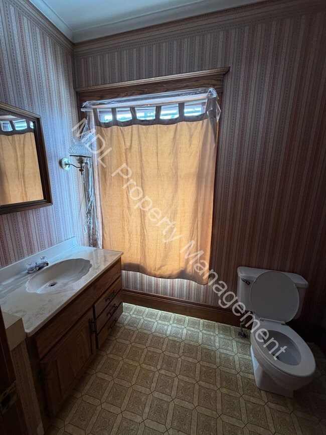 Building Photo - 3 bedroom 1.5 Bath Home