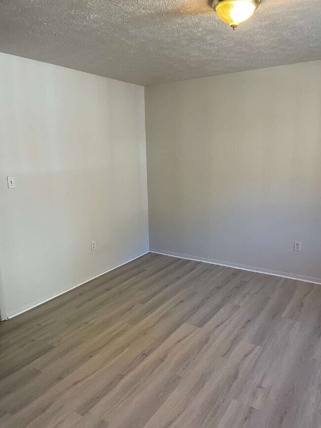 Building Photo - 1 bedroom unit in clairton 50% off move in...