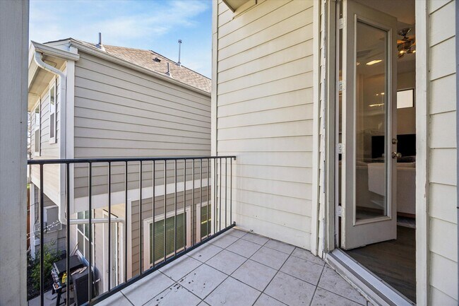 Building Photo - 902 Roy St