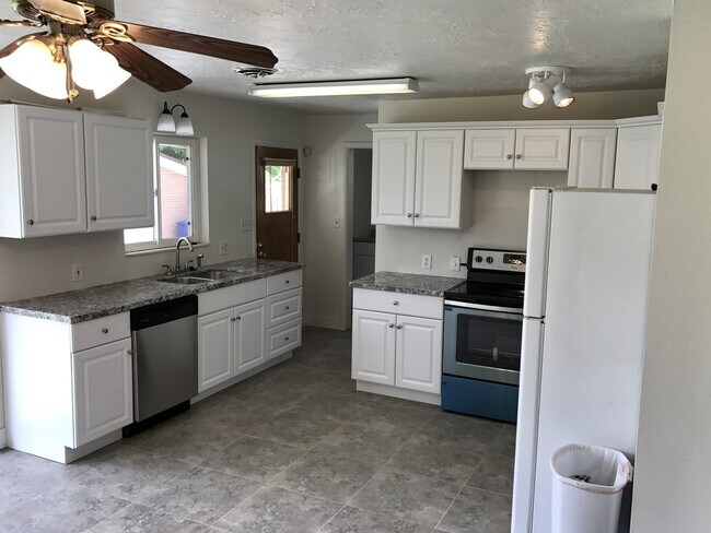 Building Photo - Beautiful Holladay Home