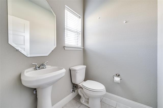 Building Photo - 5002 Villas Dr