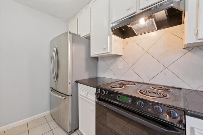 Building Photo - 8646 Maplecrest Dr