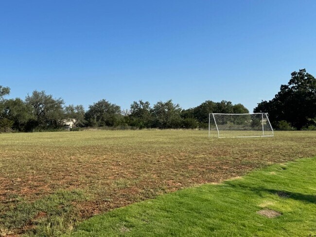 Building Photo - ONE-STORY Home in Marble Falls - 2932 SF with THREE-CAR GARAGE - On a CUL-DE-SAC!