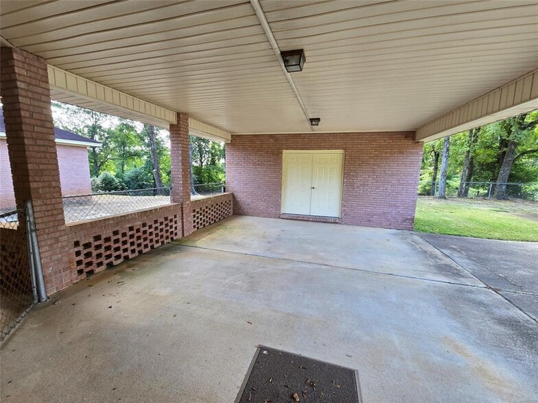 Building Photo - 2010 Edgewood Rd