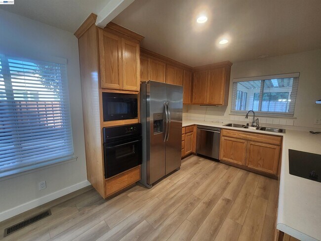 Building Photo - 1829 Rosetree Ct