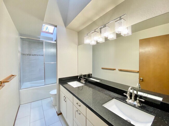 Building Photo - Spacious Somerset Home on a Large Flat Lot