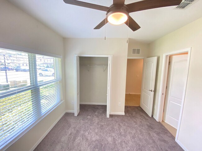 Building Photo - Beauiful Townhome in Tuscany Place. This is an end unit.  Brand new carpet. Ready to move in!