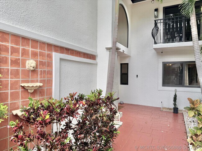 Building Photo - 6411 Via Rosa