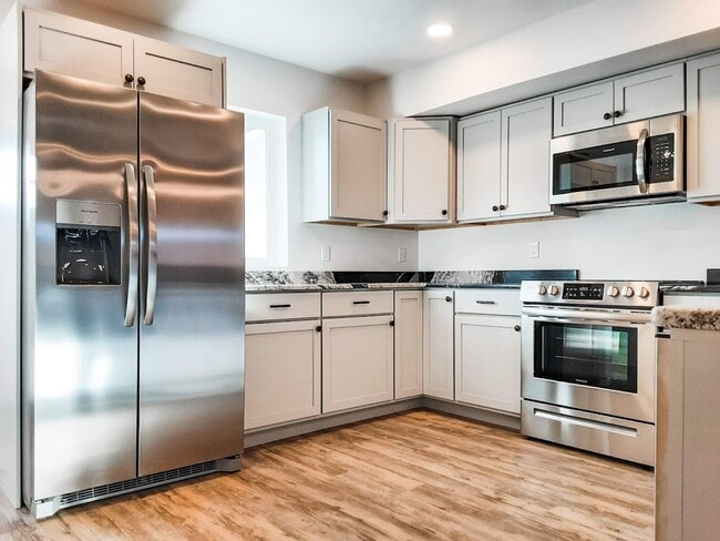 Building Photo - NEW 2 BED / 1.5 BATH TOWNHOME