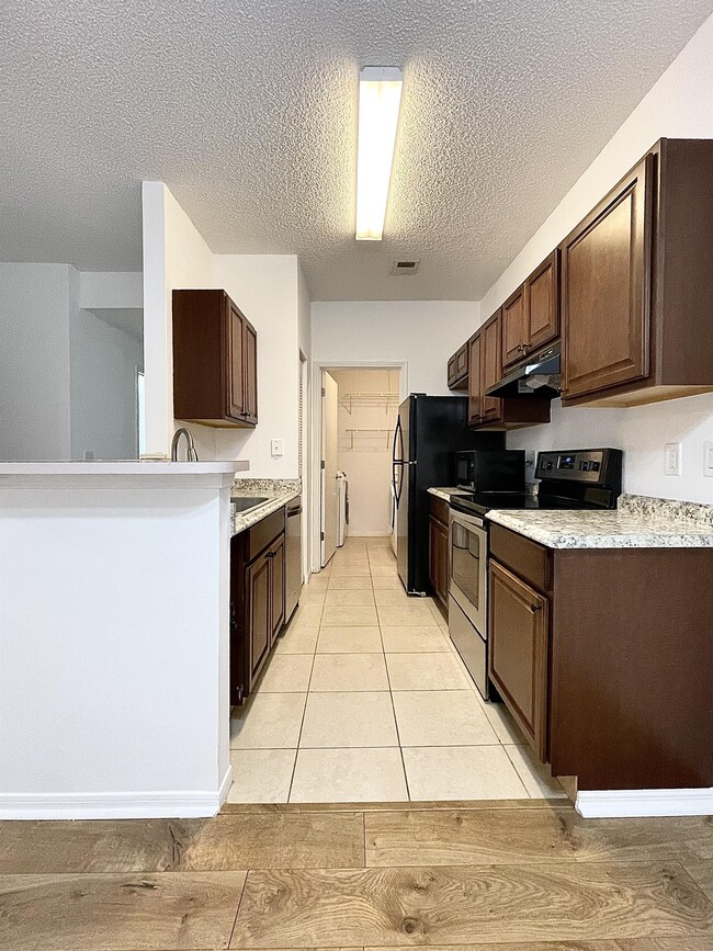 Building Photo - 2516 Grassy Point Dr