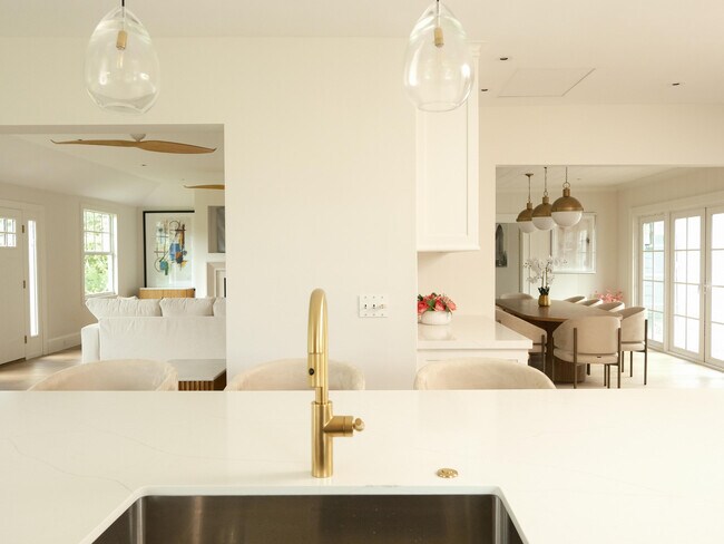 Building Photo - 1017 Tamarind Rd