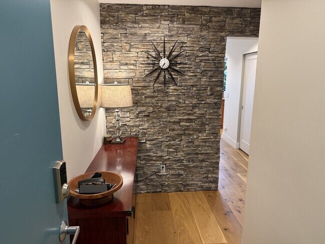 Building Photo - Charming and Rare 2BR/2BA/2Garage Parking ...