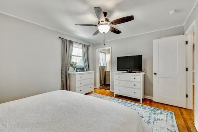 Building Photo - BEAUTIFUL 3 bedroom Lookout Valley home!