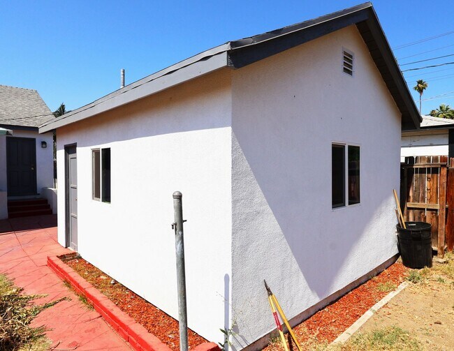 Building Photo - Updated and Stunning 2 Bedroom 1 Bathroom ...