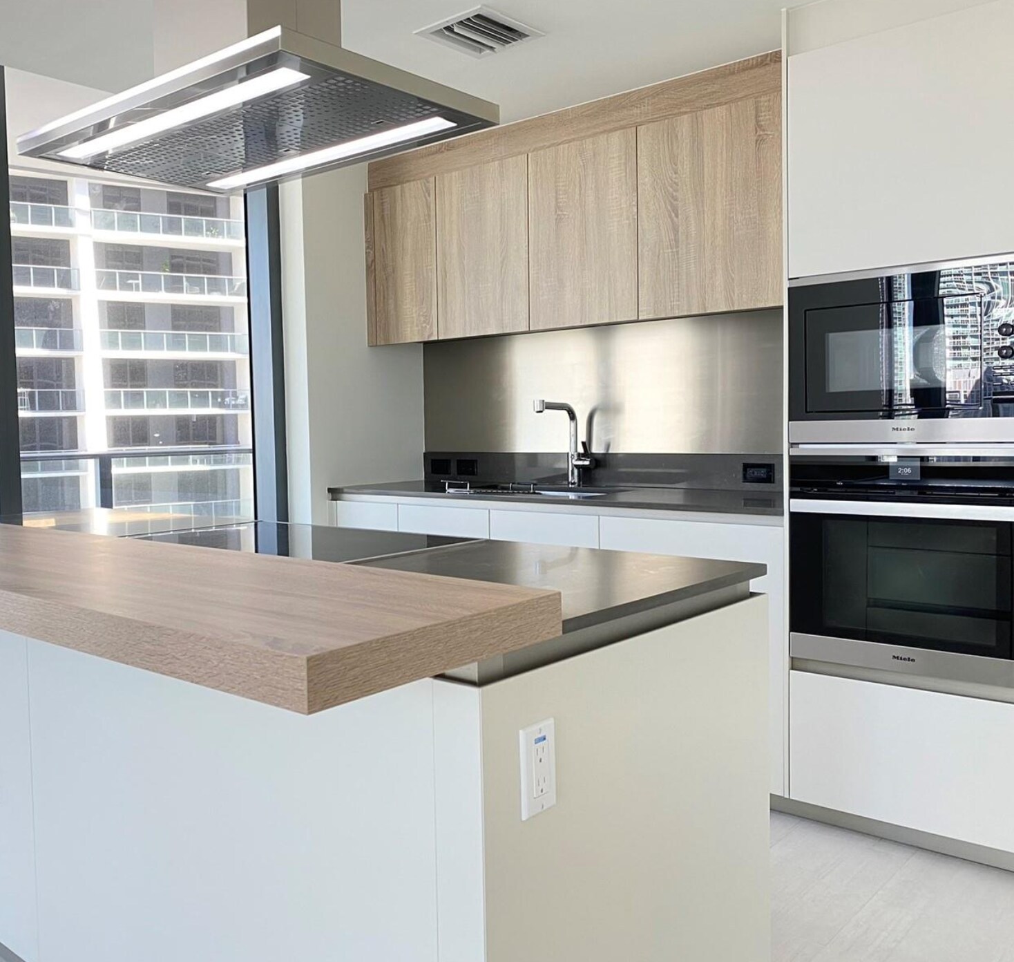 Building Photo - 1000 Brickell Plz