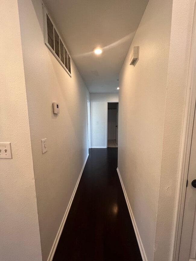 Building Photo - Adorable 3 Bedroom property with a sunroom...