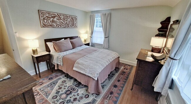 Building Photo - Fully Furnished 4 Bed / 1-1/2 Bath Single Family Home w/2 Car Garage