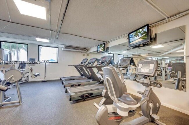 Building Photo - 801 Brickell Bay Dr