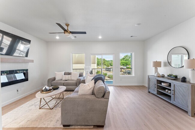 Building Photo - 1479 W Hendon St