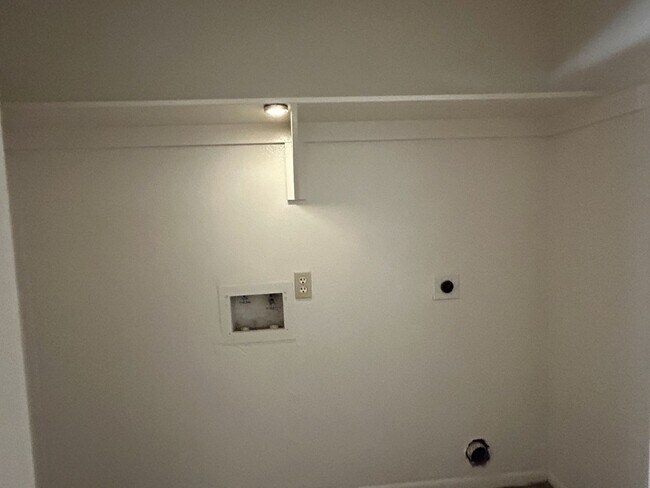 Building Photo - NO HOA- **NEW INTERIOR PAINT AND NEW FLOOR...