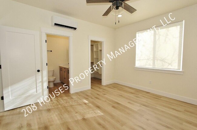 Building Photo - Immaculate Apartment *75% Off First Months...